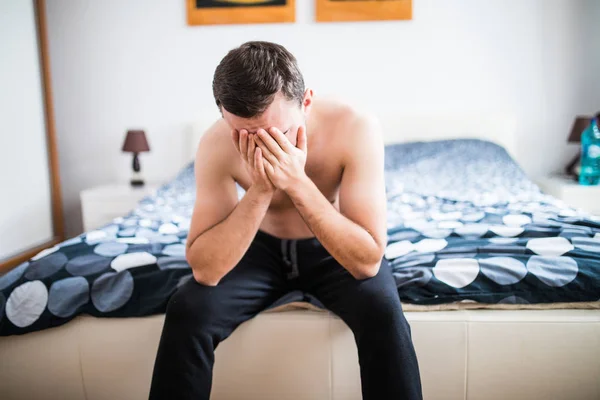 Jeune homme souffrant de maux de tête au lit à la maison — Photo