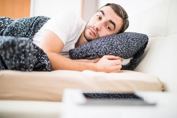 Мужчина в постели проснулся от тревоги на мобильном телефоне дома — стоковое фото