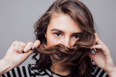 Moda portre güzel genç kadın yüzü gri arka plan üzerinde