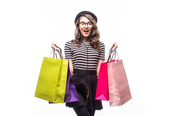 Ritratto di giovane donna felice sorridente con borse della spesa su bianco — Foto Stock