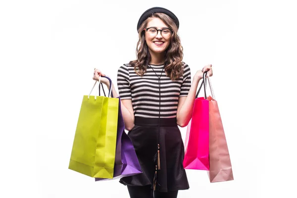 Très heureuse belle jeune femme en vêtements décontractés avec des sacs à provisions isolés sur fond blanc — Photo