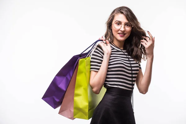 Вид сбоку женщины, держащей сумки с покупками на белом фоне — стоковое фото