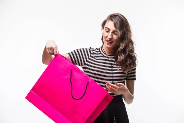 Szép aranyos boldog édes meglepett nő tartja a kezében nagy bevásárló táskáját elszigetelt fehér lány portréja — Stock Fotó