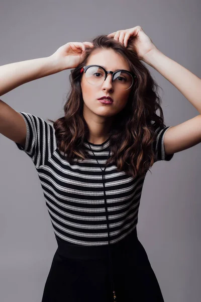 Gri arka plan üzerinde gözlük güzellik kız portresi — Stok fotoğraf