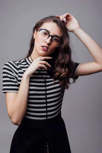 Retrato de chica de belleza en anteojos sobre fondo gris —  Fotos de Stock