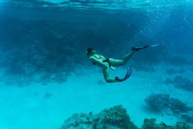 Genç Bayan mercan kayalığı su altında tropikal deniz üzerinde şnorkel