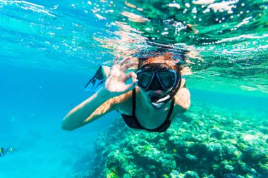 Su altında Tamam işareti ile Denizde yüzme şnorkel kadın
