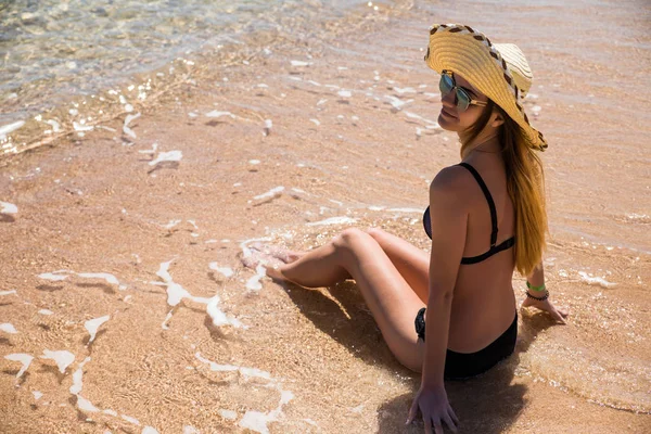 Mujer Beaut en la playa con cielo azul y arena alrededor — Foto de Stock