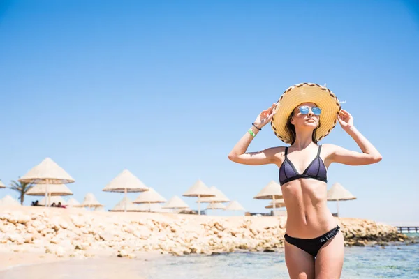 Bella giovane donna in spiaggia vicino al mare — Foto Stock