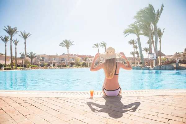 Vonzó fiatal nő Szalmakalapot és bikini élvezze a napsütéses nyári napon, koktél — Stock Fotó