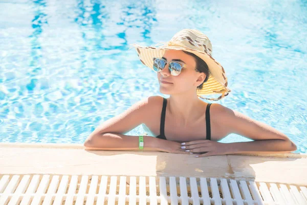 Молодая красивая женщина на открытом воздухе в бассейне летний призвание — стоковое фото