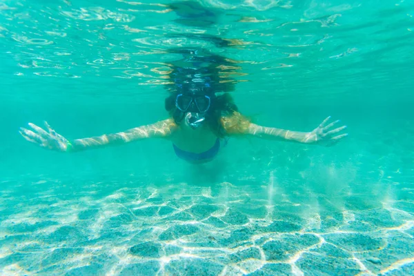 Onderwater schieten van een jonge dame snorkelen en de huid duiken in een tropische zee doen — Stockfoto