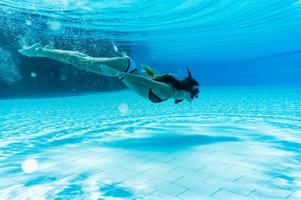 Woman wearing snorkeling mask swimming underwater in pool — Stock Photo, Image