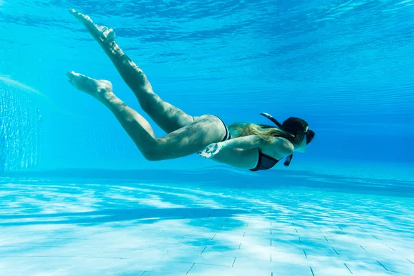 Női snorkeler a bikini fürdőruha-víz alatti pool — Stock Fotó