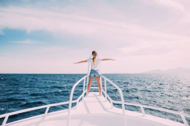 Yat burun deniz arka plan üzerinde duran güzellik kadın