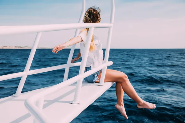 Fiatal nő ül a hajó fedélzeten, élvezi a pillanatot, egy napsütéses napon. Másolja a hely — Stock Fotó