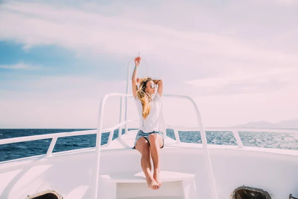 Mujer relajarse en gafas de sol en yate blanco en olas del océano —  Fotos de Stock