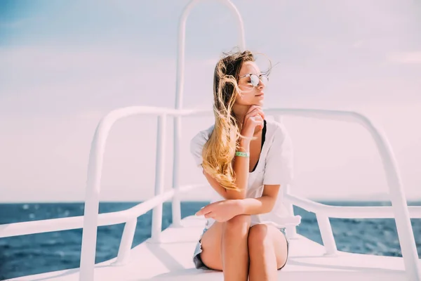 Femme nez relaxant de yacht blanc en mer. vocation estivale — Photo