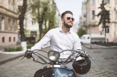 Tonda sokak şehir boyunca sürme güneş gözlüklü genç adam