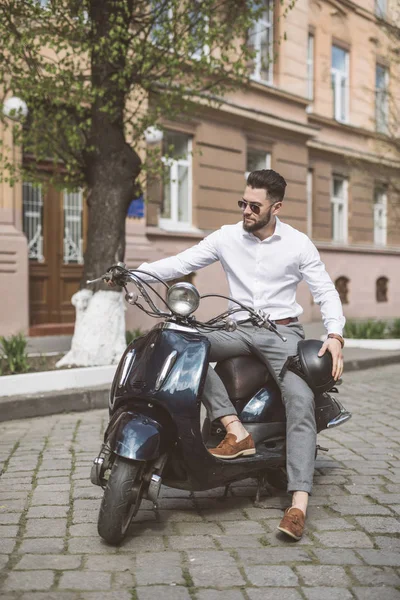 Bonito homem viajando cidade velha na scooter tonificado — Fotografia de Stock