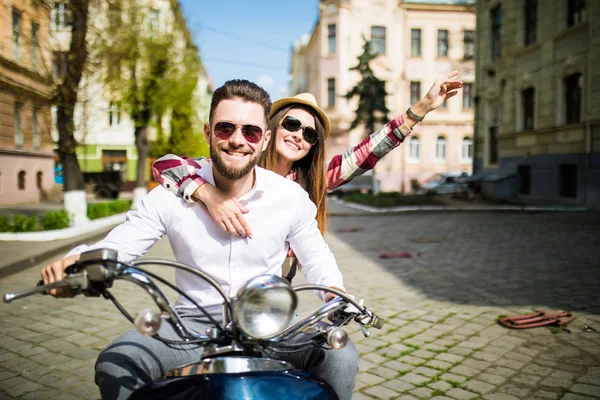 Verliebtes Paar beim Motorradfahren. Junge Reiter amüsieren sich auf Tour. — Stockfoto