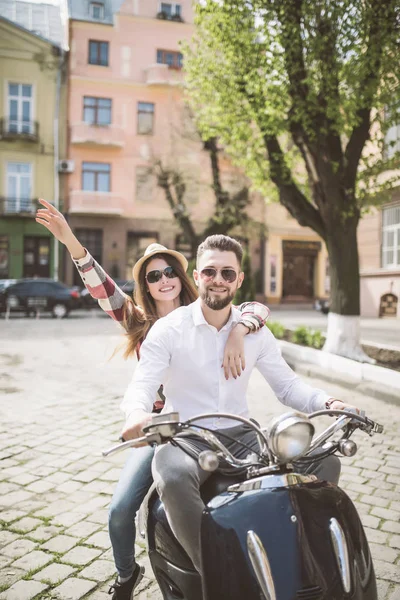 Pár v lásce na motocyklu. Mladí jezdci baví na výlet. tónovaný — Stock fotografie