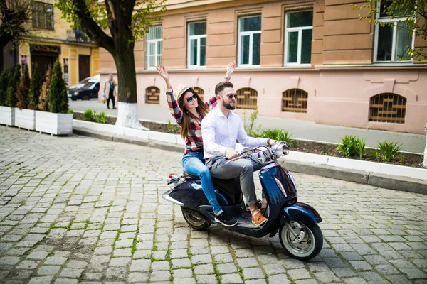 Casal apaixonado andando de moto, cara bonito e jovem mulher sexy viajar  . — Fotografia de Stock
