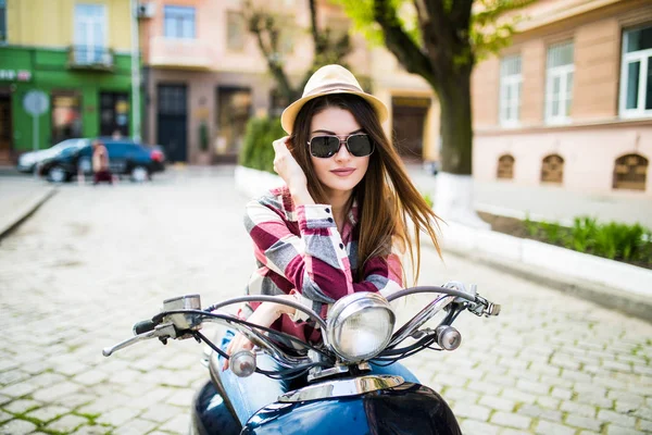 Feche a imagem de estilo de vida de mulher na moda jovem na roupa casual que se senta na scooter na rua. Mulher turística desfrutando de férias  . — Fotografia de Stock