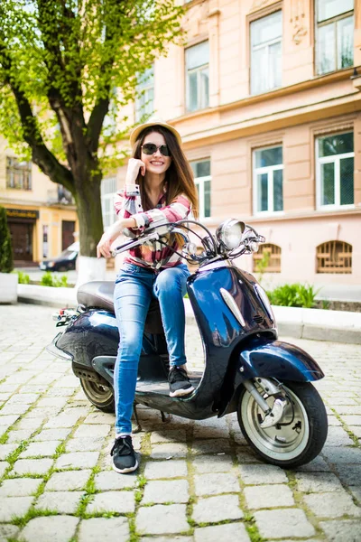 Retrato de mulher desfrutando de passeio ciclomotor na rua da cidade — Fotografia de Stock