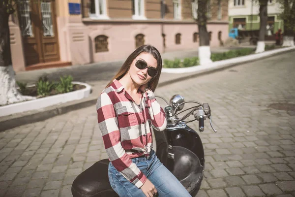 Mulher de beleza em scooter. Mulher jovem e bonita sentado scooter ao longo da rua — Fotografia de Stock