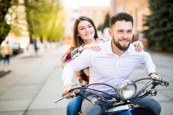 Casal apaixonado andar de moto. Jovens cavaleiros se divertindo na viagem . — Fotografia de Stock