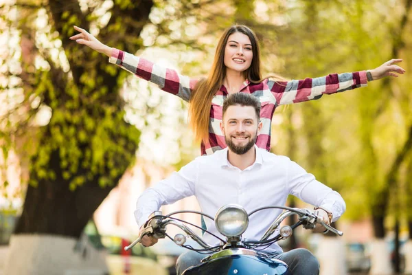Hermosa pareja feliz montar scooter en el día soleado. Joven y libre . —  Fotos de Stock