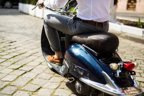 Close up retrato de jovem dirigindo scooter na rua . — Fotografia de Stock