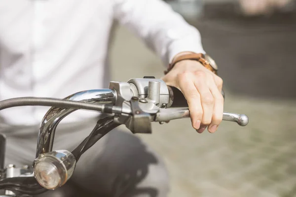 Чоловік їде на мотоциклі, крупним планом рука на кермі — стокове фото