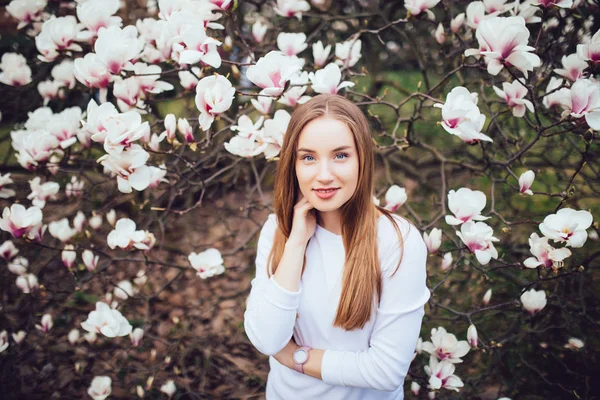 Piękna kobieta pozowanie i biały magnolia Park z góry. Tło wiosna — Zdjęcie stockowe