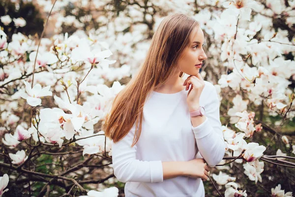Mosolygó nő szépségét fehér magnolia, a botanikus kert közelében — Stock Fotó
