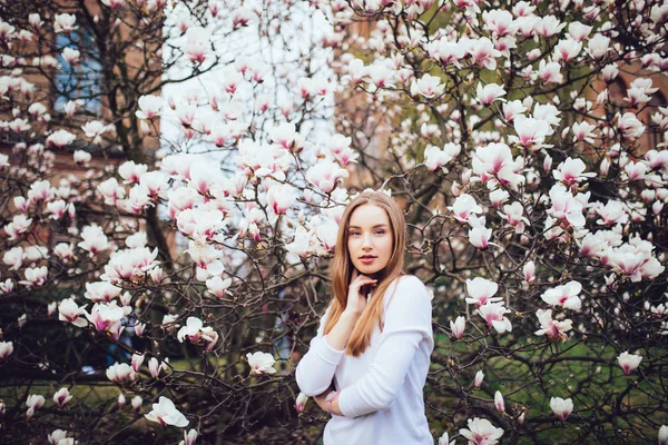 Frau gegen Magnolienbaum Blumen Hintergrund Frühling blühen — Stockfoto