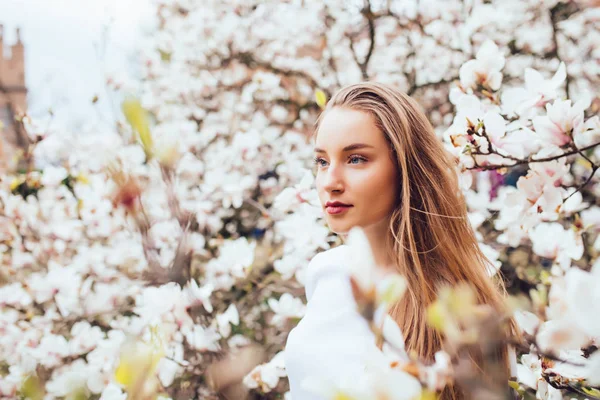 Ritratto di giovane donna circondata da albero di magnolia — Foto Stock