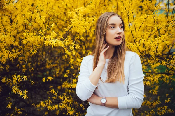 Bella giovane donna in fiore albero giallo — Foto Stock