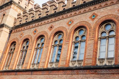 Üniversite kampüsünde Uni baharda