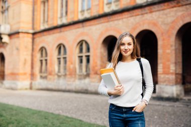 okul çantası ve açık havada notebook ile mutlu öğrenci kız