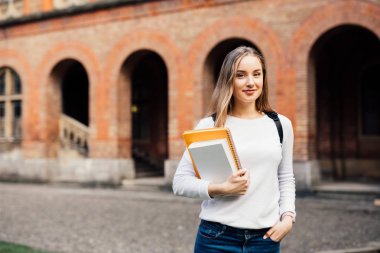 okul çantası ve açık havada notebook ile mutlu öğrenci kız