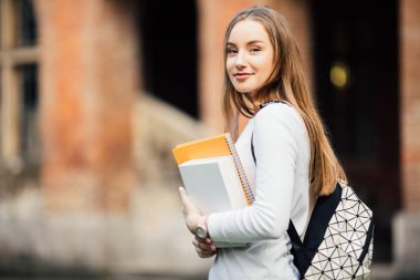 Sırt çantası ve kitaplar açık havada University yakınındaki ile öğrenci