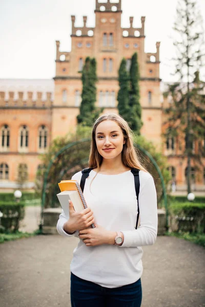 Retrato de menina estudante universitária ao ar livre no campus — Fotografia de Stock