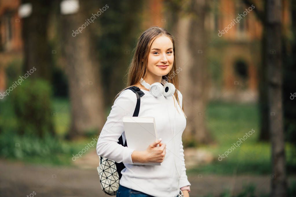 Students girl outdoor brunette
