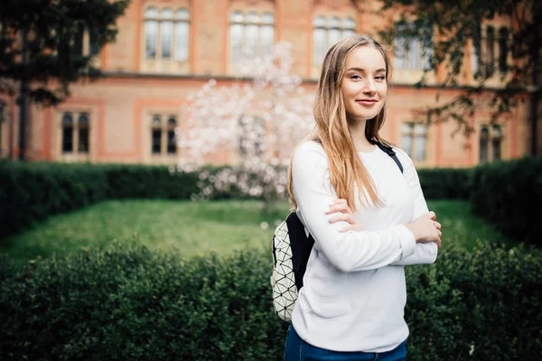Πορτρέτο του κορίτσι φοιτητής σε εξωτερικούς χώρους στην πανεπιστημιούπολη — Φωτογραφία Αρχείου