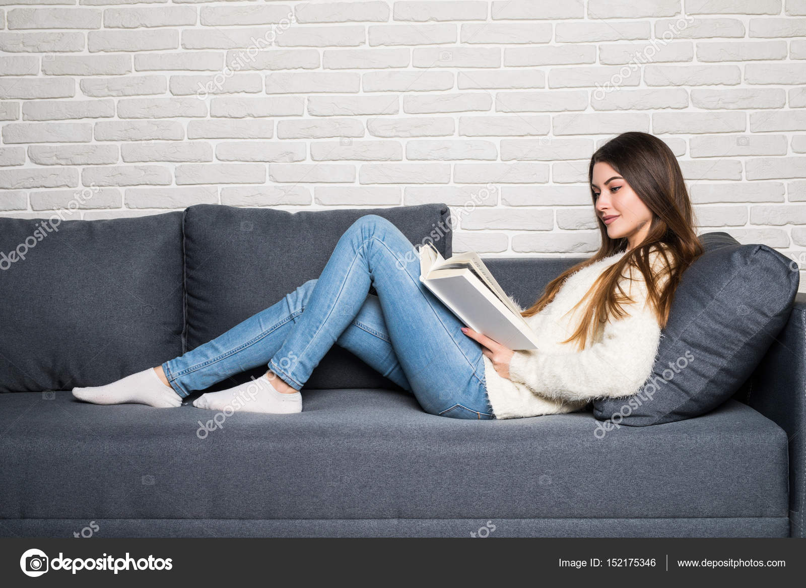 She sits next to. девочка сидит на диване. женщина на диване. Sitting on the living room sofa. врач игнорирует пациента.
