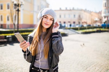 akıllı telefon dinleme müzik şehir olan güzel kadın