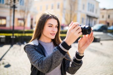Genç ve güzel kadın kamera seyahat fotoğraf resim yapma fotoğrafçı ile Avrupa'nın şehirde eğleniyor açık gülümseyen yaşam tarzı portresi