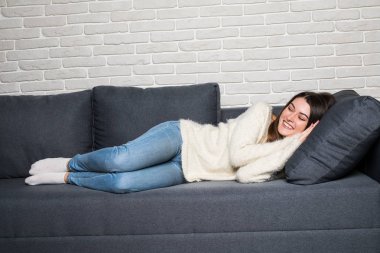 Genç gülümsemek kadın uyku ve tatlı rüyalar evde görmek